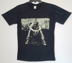 new kurt cobain sitting mens silkscreen t-shirt available from small-3xl women unisex nirvana music men grunge apparel adult shirts tops